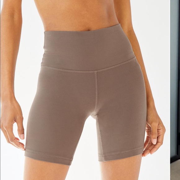 Aritzia Pants - TNALife atmosphere 7” shorts